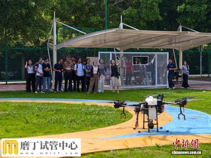老挝学生广西研学AI 盼无人机“飞”回国助农(图1)